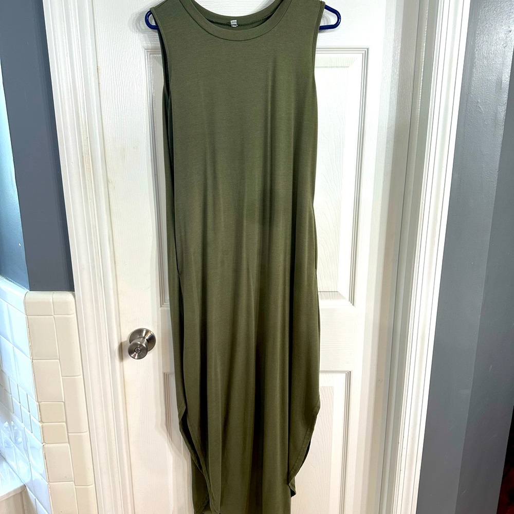 Sleeveless maxi dress with pockets